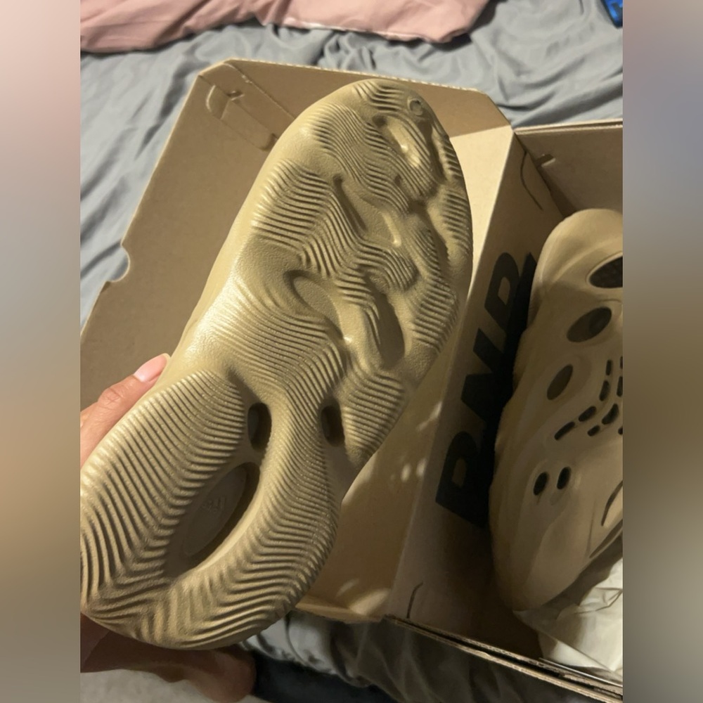 Yeezy Foam Runner Stone Taupe - Picture 3 of 4